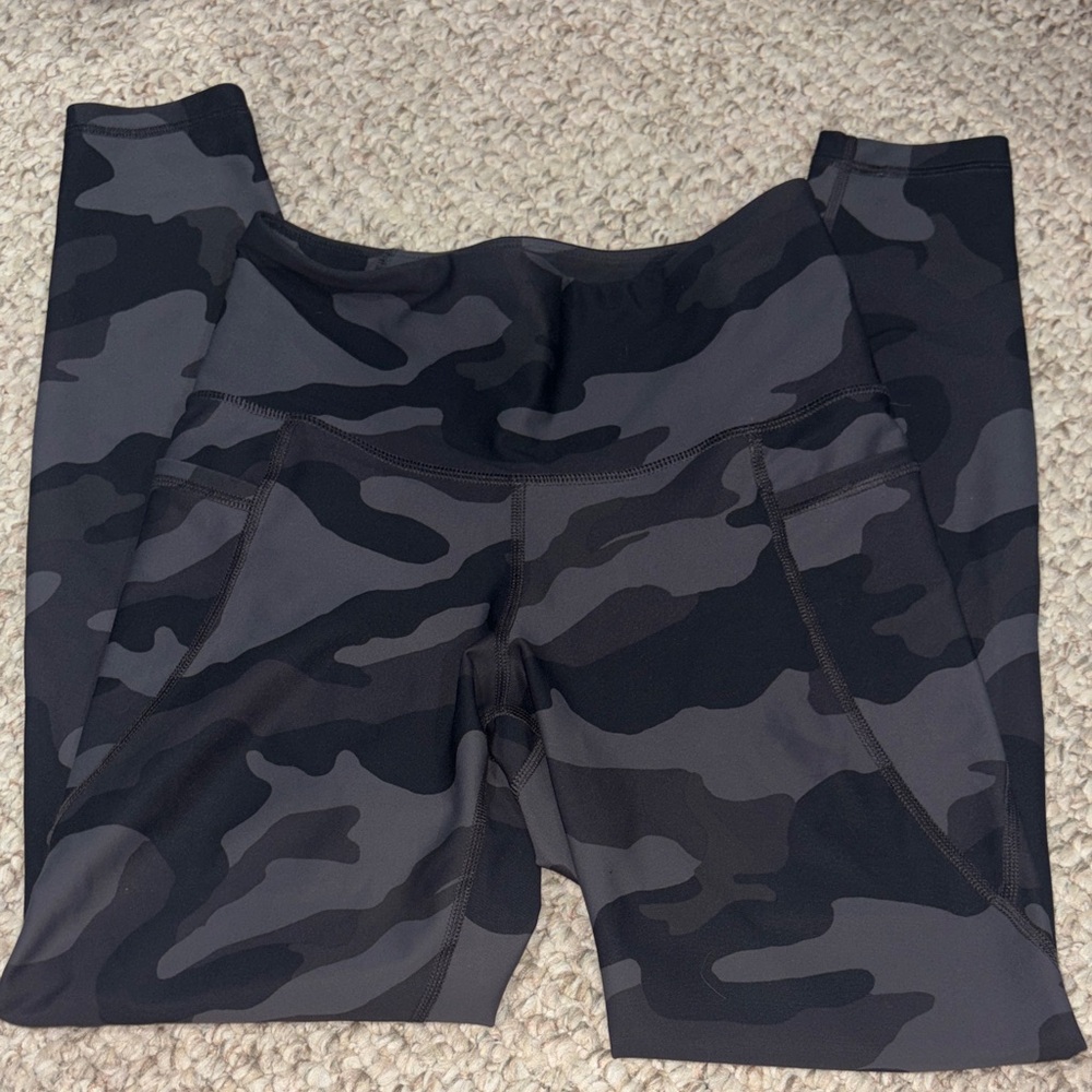 Old Navy Black & Gray Camo High-Waist Leggings